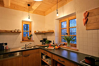Gemütliche Küche in einer Berghütte Bayerischer Wald